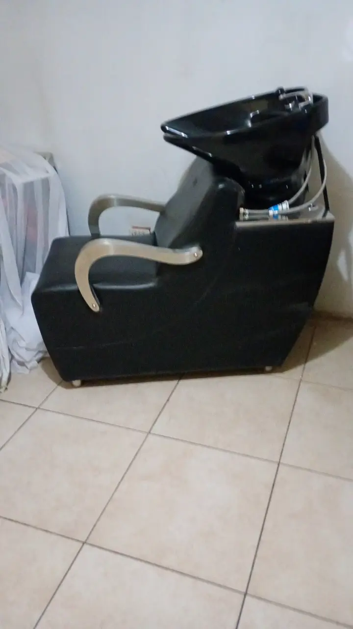 Lavacabezas de peluquería negro con silla integrada