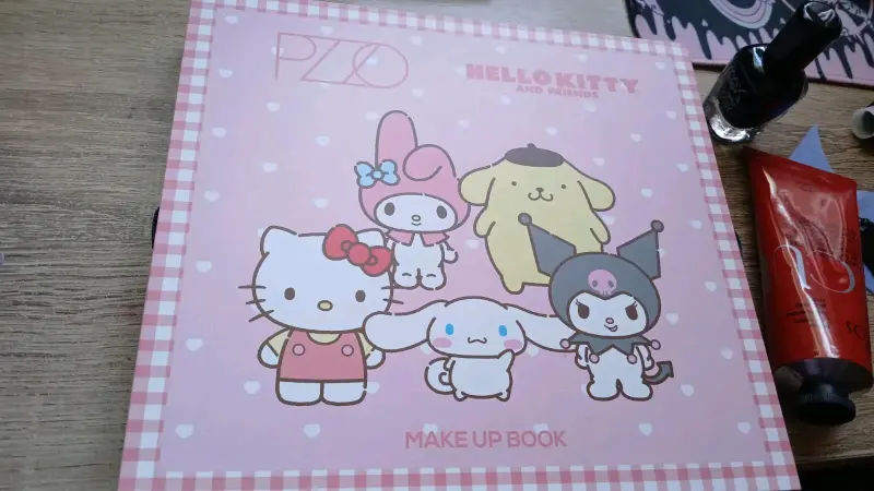 Paleta de Maquillaje Hello Kitty y Amigos - 1
