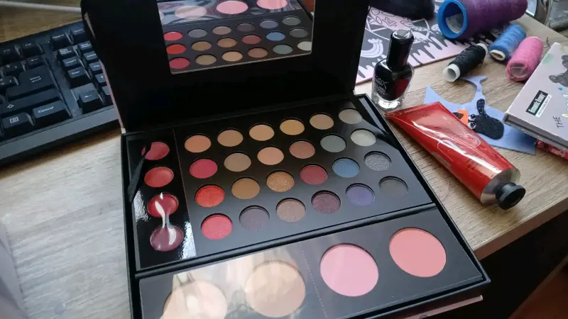 Paleta de Maquillaje Hello Kitty y Amigos - 2