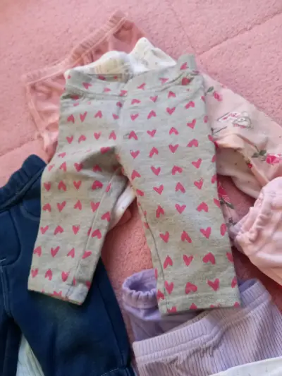 Lote de ropa para bebé niña en buen estado - miniatura 2