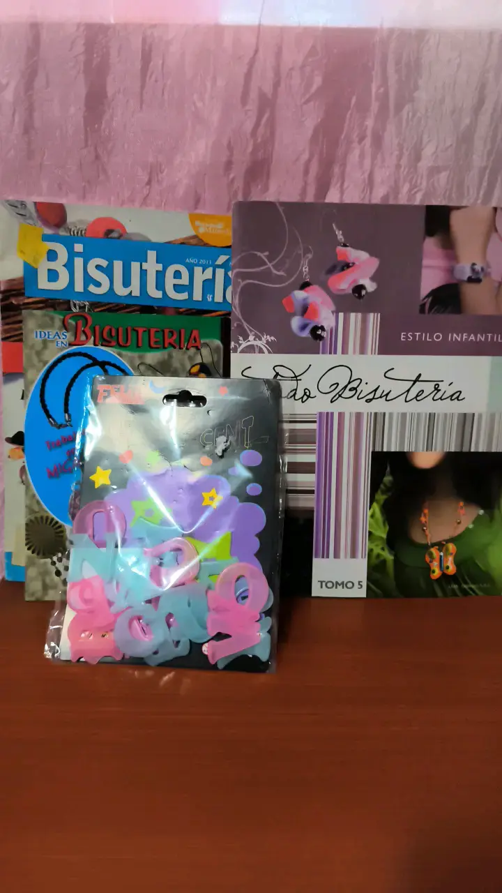Lote de libros infantiles y revistas de bisutería - 2