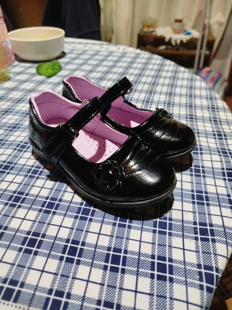 Zapatos de charol negros con diseño flora - 1
