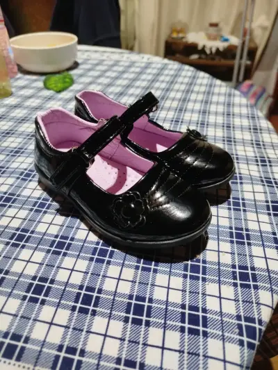 Zapatos de charol negros con diseño flora - miniatura 1