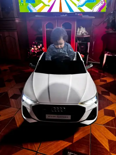 Auto eléctrico para niños Audi E-tron Sportback - miniatura 2