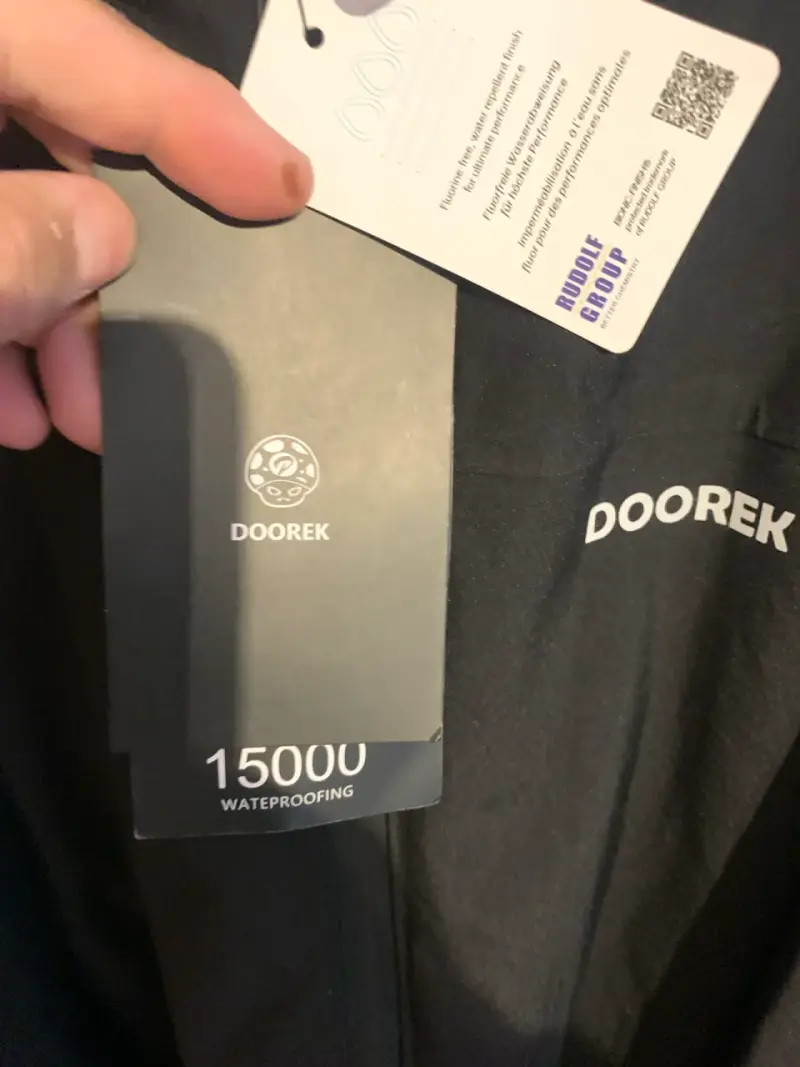 Chaqueta impermeable negra Doorek con capucha - 1