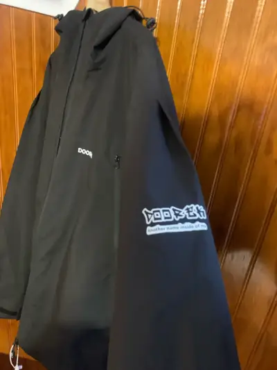 Chaqueta impermeable negra Doorek con capucha - miniatura 2