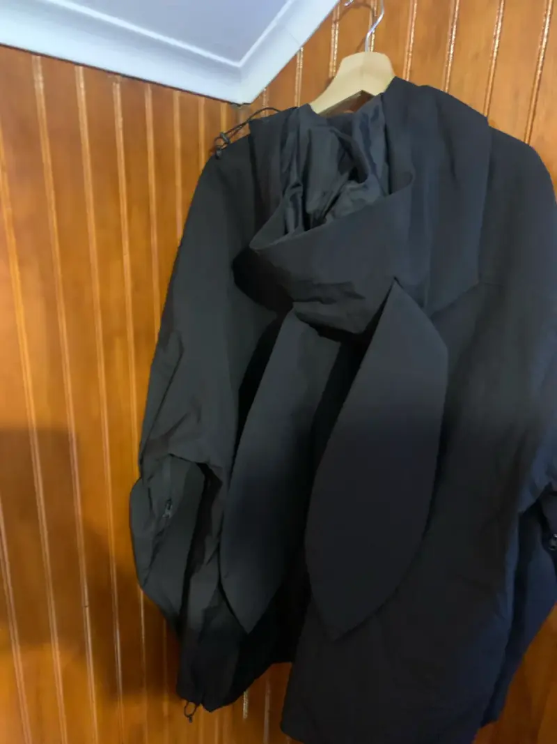 Chaqueta impermeable negra Doorek con capucha - 3