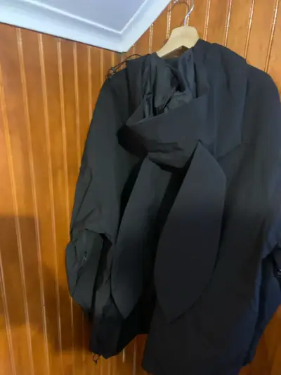 Chaqueta impermeable negra Doorek con capucha - miniatura 3