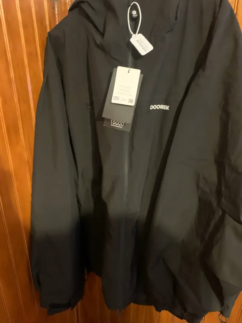 Chaqueta impermeable negra Doorek con capucha - 4