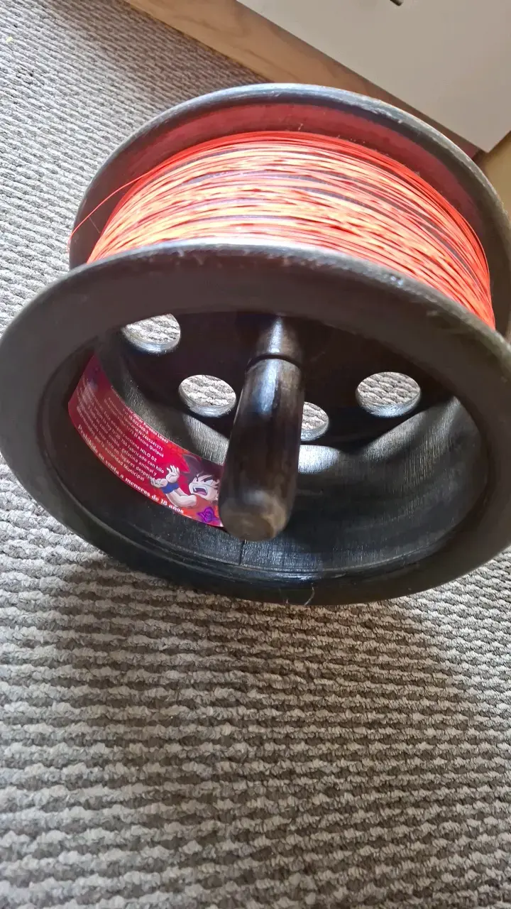 Carrete de hilo para volantín con cuerda roja - 2