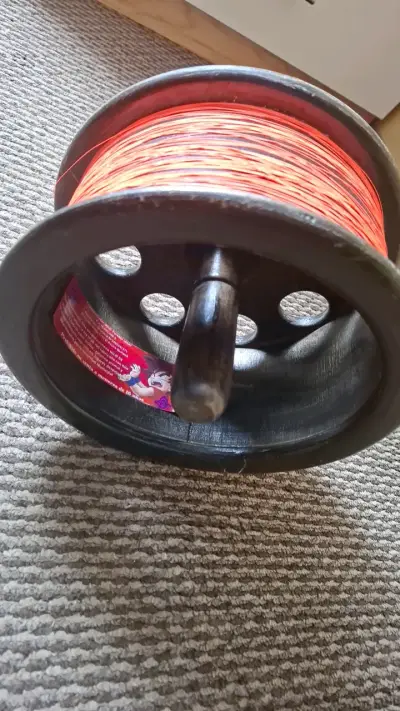 Carrete de hilo para volantín con cuerda roja - miniatura 2