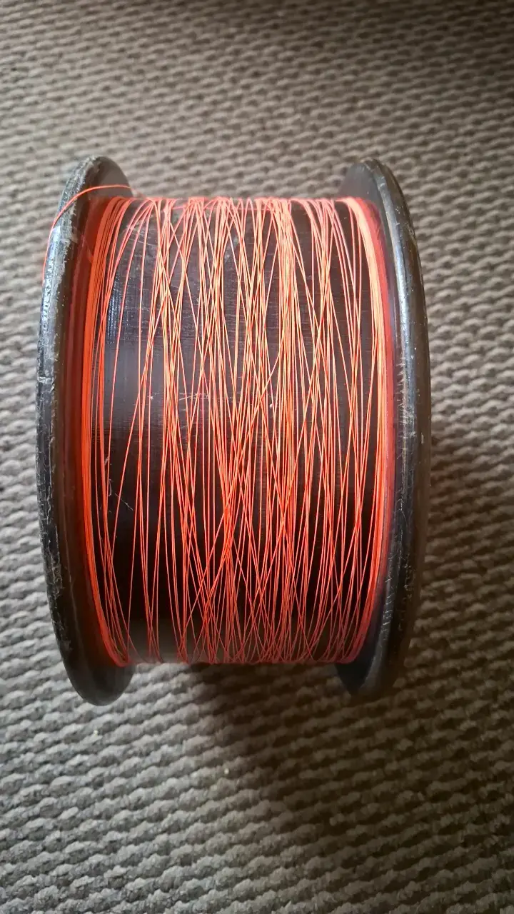 Carrete de hilo para volantín con cuerda roja - 4