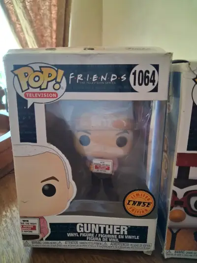 Figuras Funko Pop Friends Gunther y Hugsby - miniatura 2