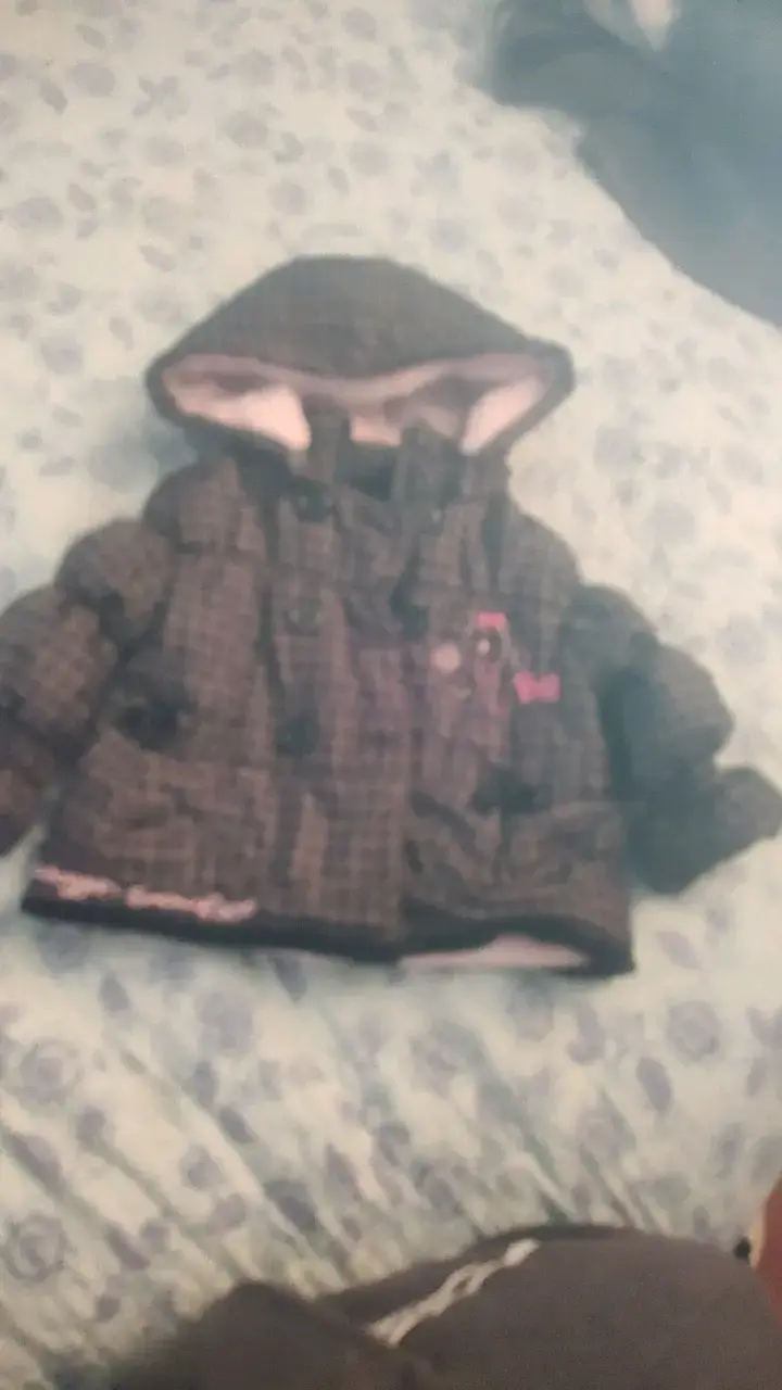 Abrigo infantil con capucha y diseño a cuadros - 3