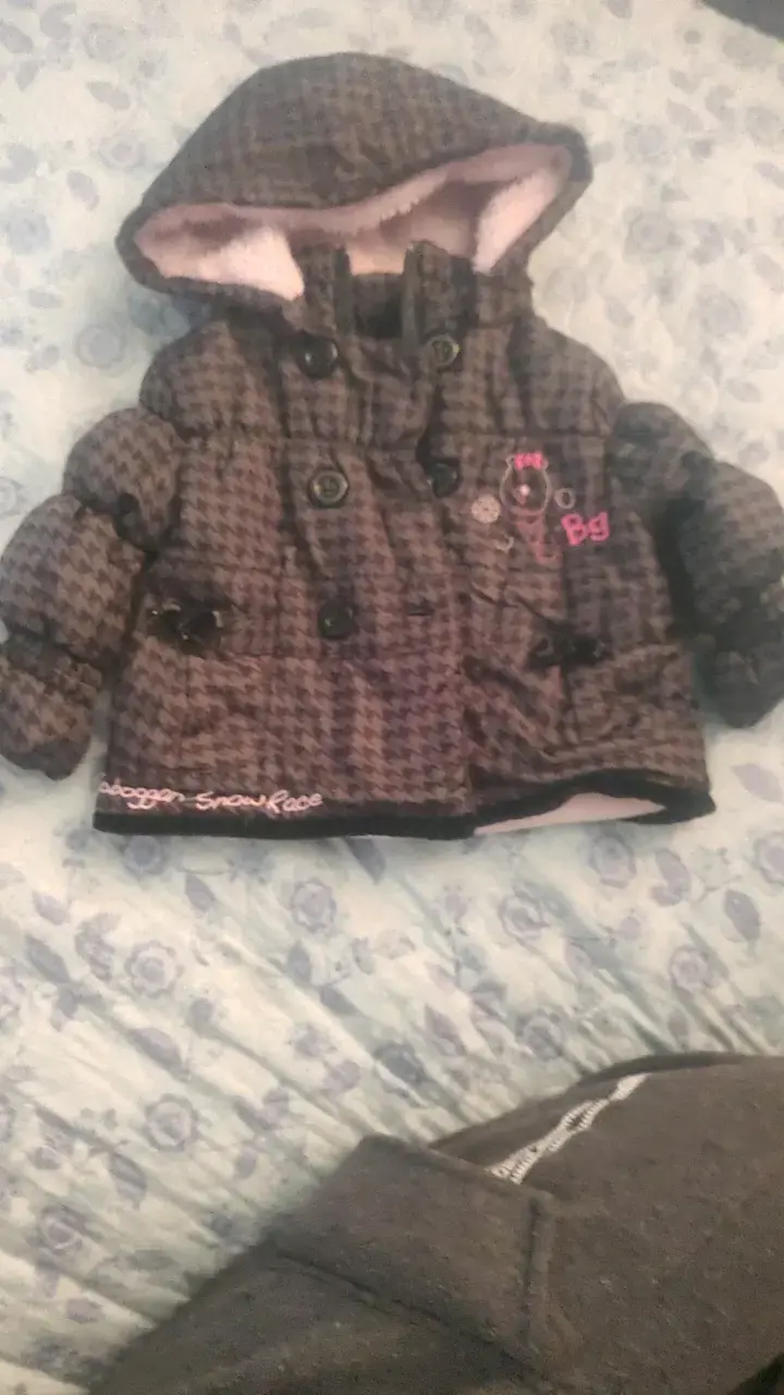 Abrigo infantil con capucha y diseño a cuadros - 4