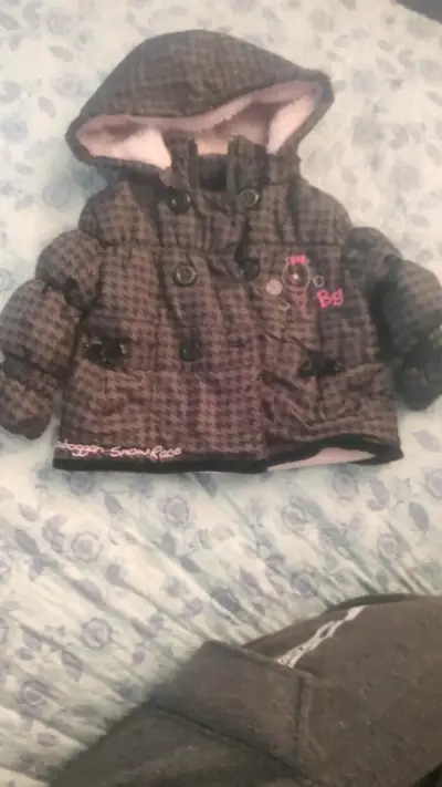 Abrigo infantil con capucha y diseño a cuadros - miniatura 4