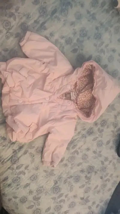 Chaqueta de bebé rosada con capucha - miniatura 1