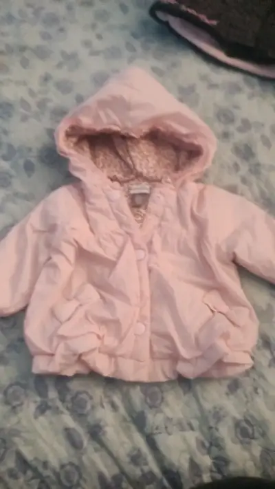 Chaqueta de bebé rosada con capucha - miniatura 2