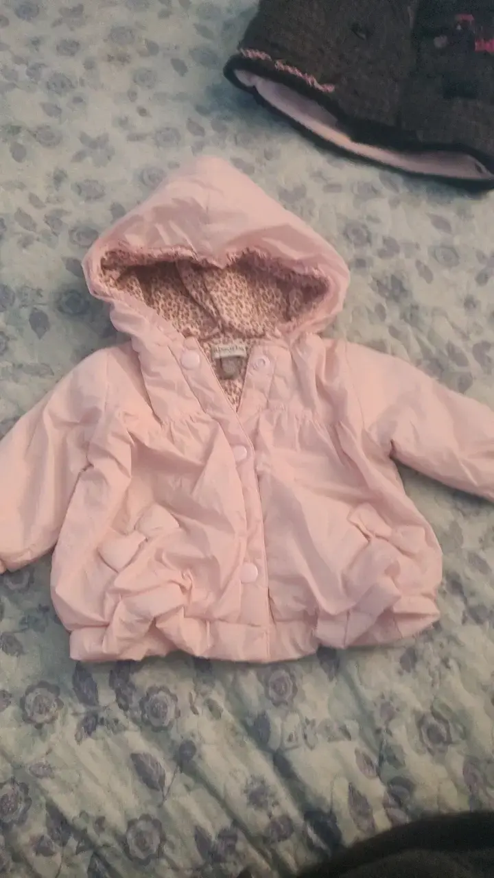 Chaqueta de bebé rosada con capucha - 3