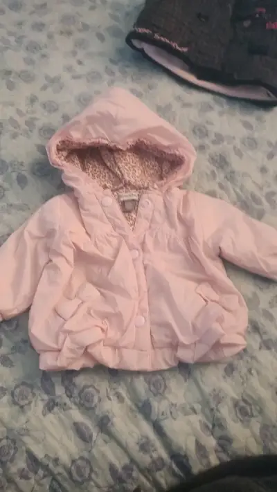 Chaqueta de bebé rosada con capucha - miniatura 3