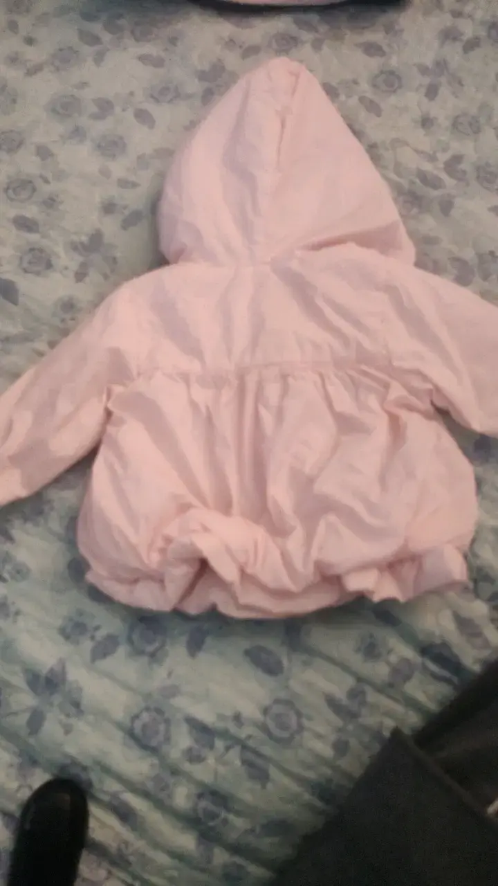 Chaqueta de bebé rosada con capucha - 4
