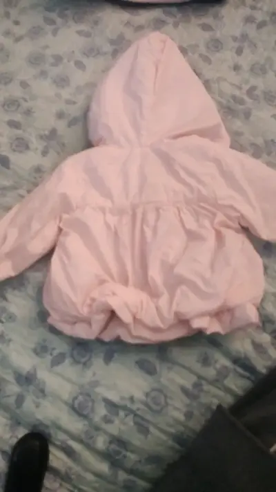 Chaqueta de bebé rosada con capucha - miniatura 4