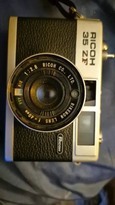 Cámara Ricoh 35 ZF vintage en buen estado - miniatura 1