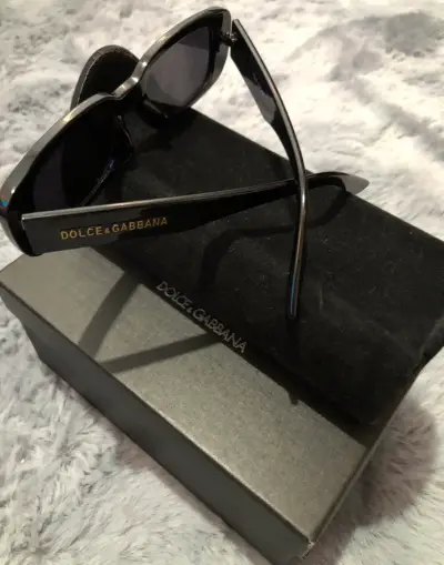Gafas de sol Dolce & Gabbana negras con estuche - miniatura 1