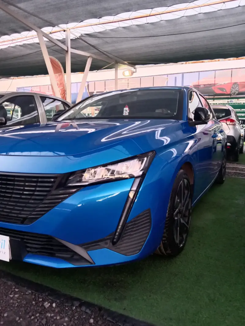 Auto azul deportivo en excelente estado - 1