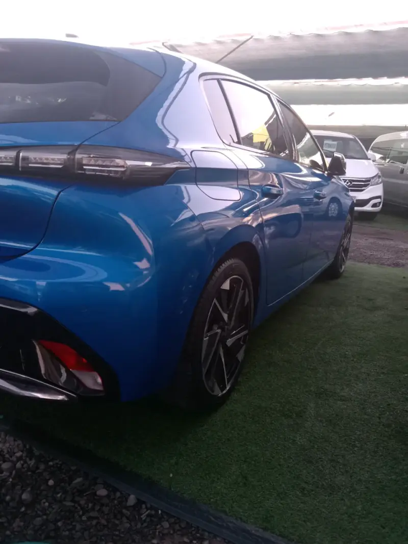 Auto azul deportivo en excelente estado - 3