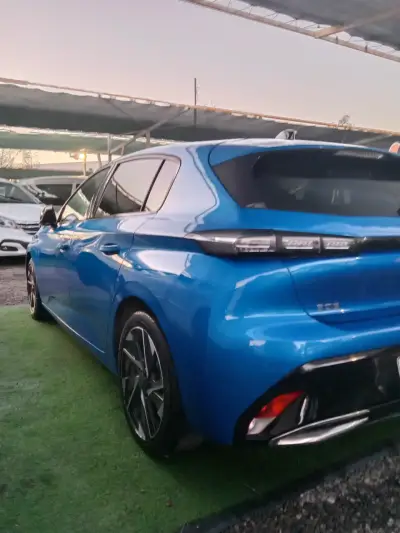 Auto azul deportivo en excelente estado - miniatura 4