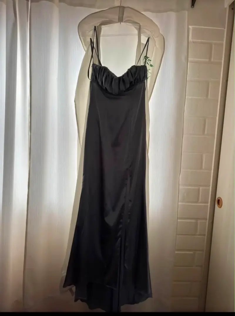 Vestido de satén gris con tirantes - 2