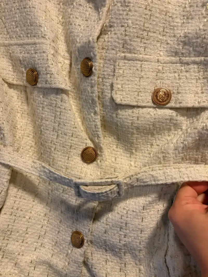 Chaqueta de tweed beige con botones dorados - 2