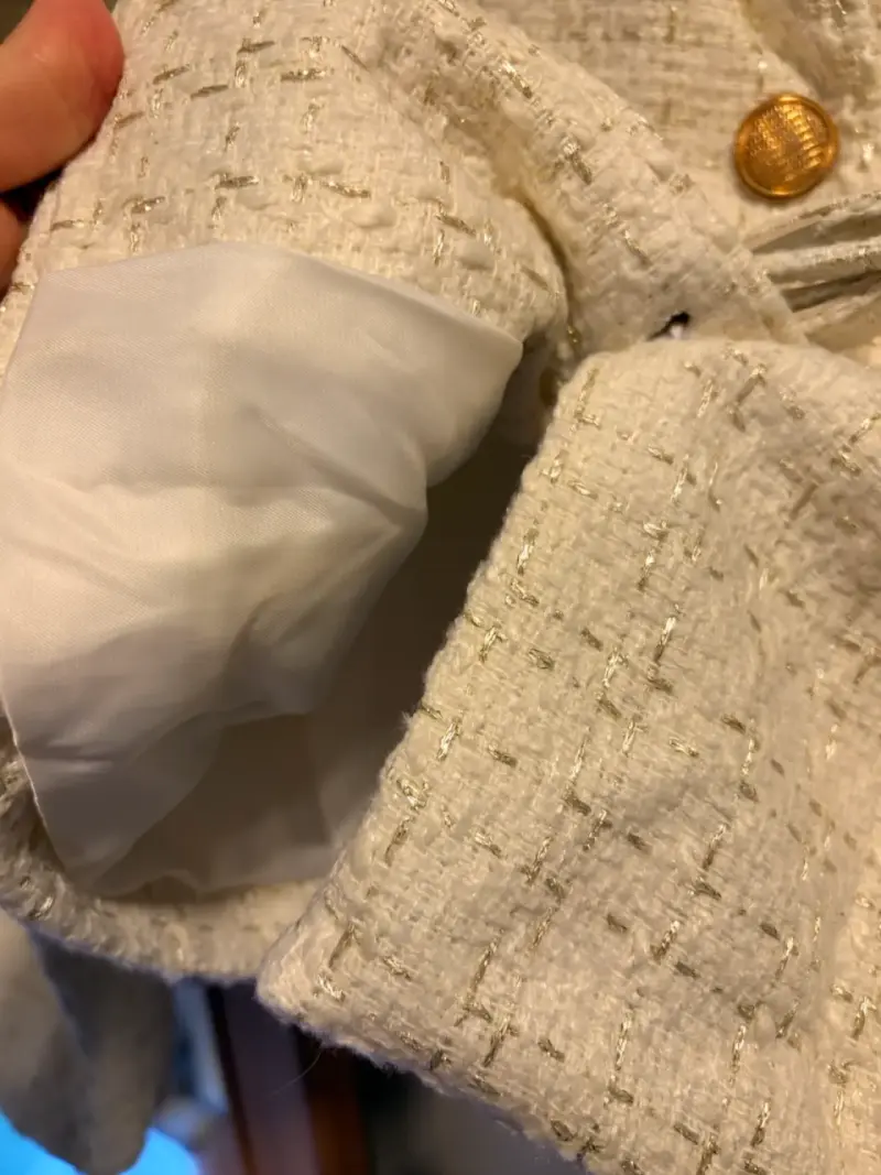 Chaqueta de tweed beige con botones dorados - 4