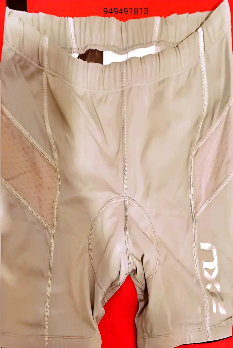 Shorts de ciclismo gris con logo - 3
