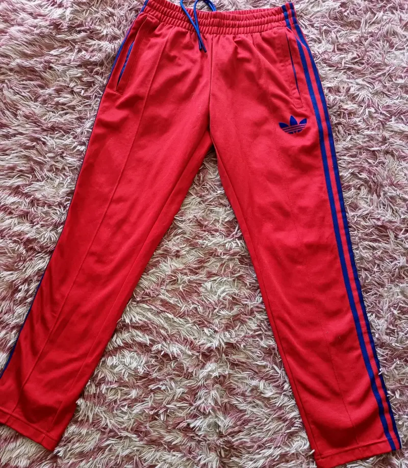 Pantalones Adidas rojos con franjas azules - 1