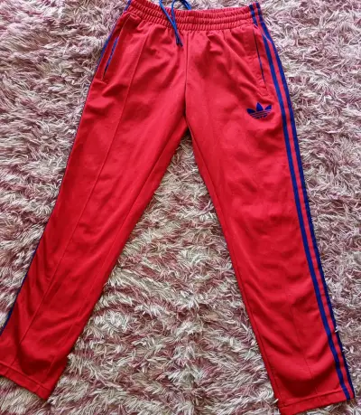 Pantalones Adidas rojos con franjas azules - miniatura 1
