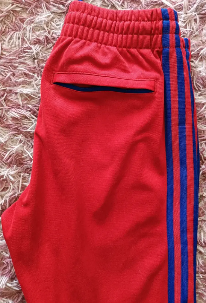 Pantalones Adidas rojos con franjas azules - 2