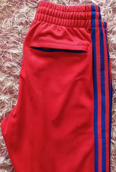 Pantalones Adidas rojos con franjas azules - miniatura 2