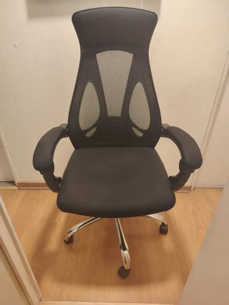 Silla de oficina ergonómica negra con respaldo de malla - 1