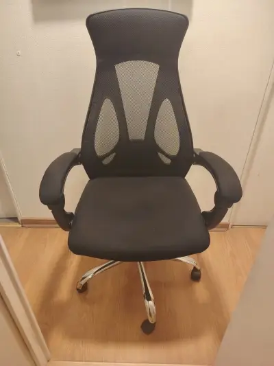 Silla de oficina ergonómica negra con respaldo de malla - miniatura 1