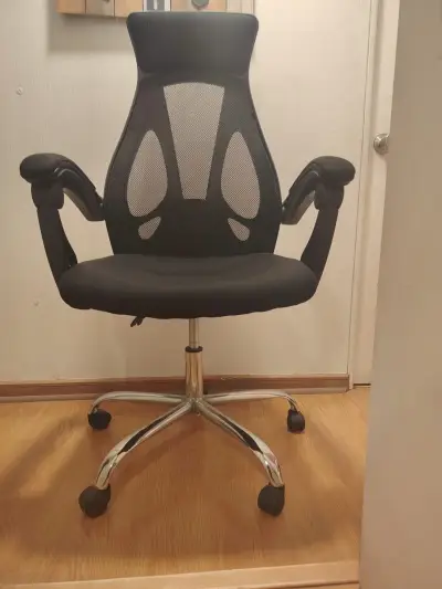 Silla de oficina ergonómica negra con respaldo de malla - miniatura 2