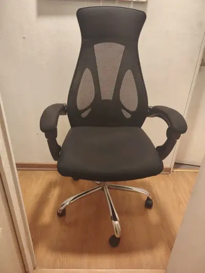 Silla de oficina ergonómica negra con respaldo de malla - miniatura 3