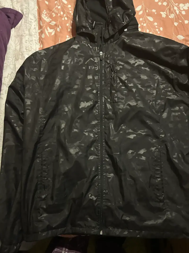 Chaqueta impermeable negra con capucha - 1