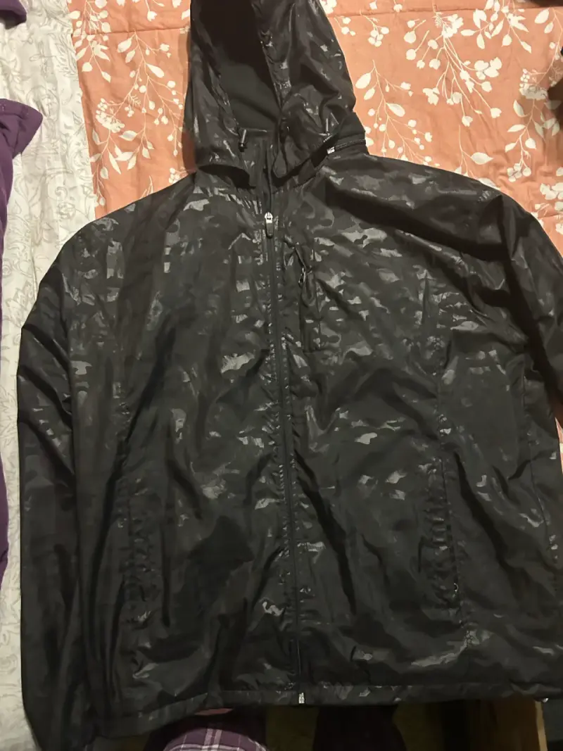 Chaqueta impermeable negra con capucha - 2