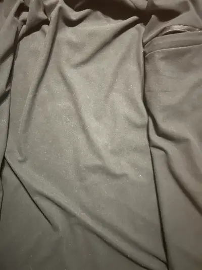 Chaqueta impermeable negra con capucha - miniatura 3