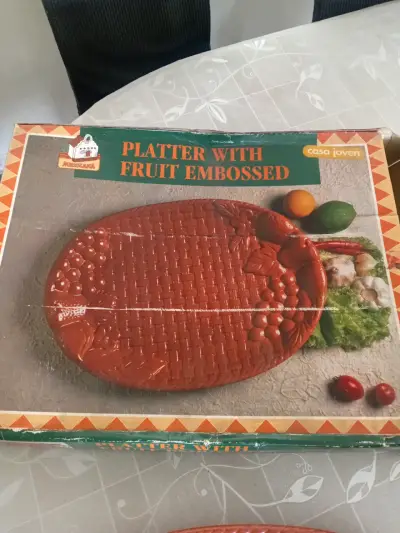 Bandeja de terracota con relieve de frutas - miniatura 1