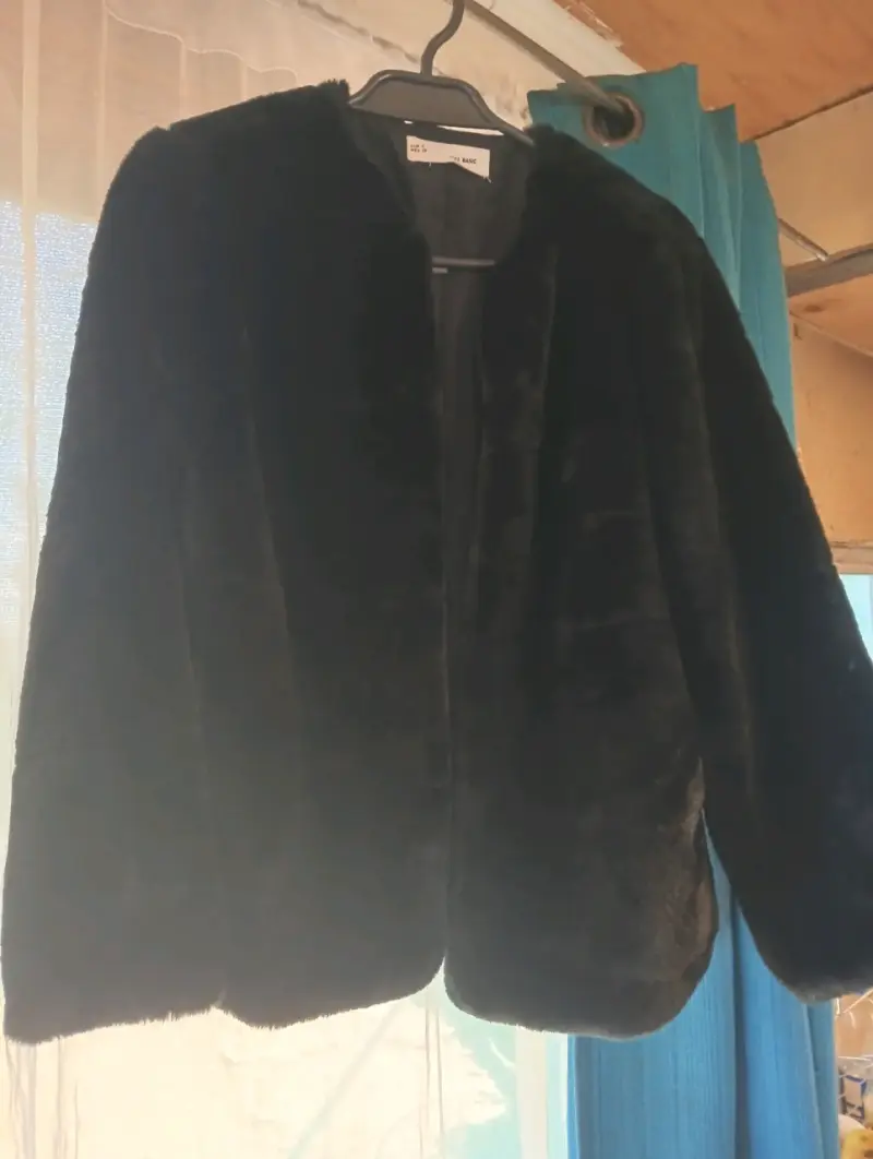 Chaqueta de piel sintética negra para mujer
