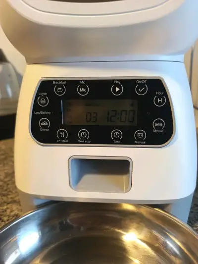 Dispensador automático de comida para mascotas - miniatura 1