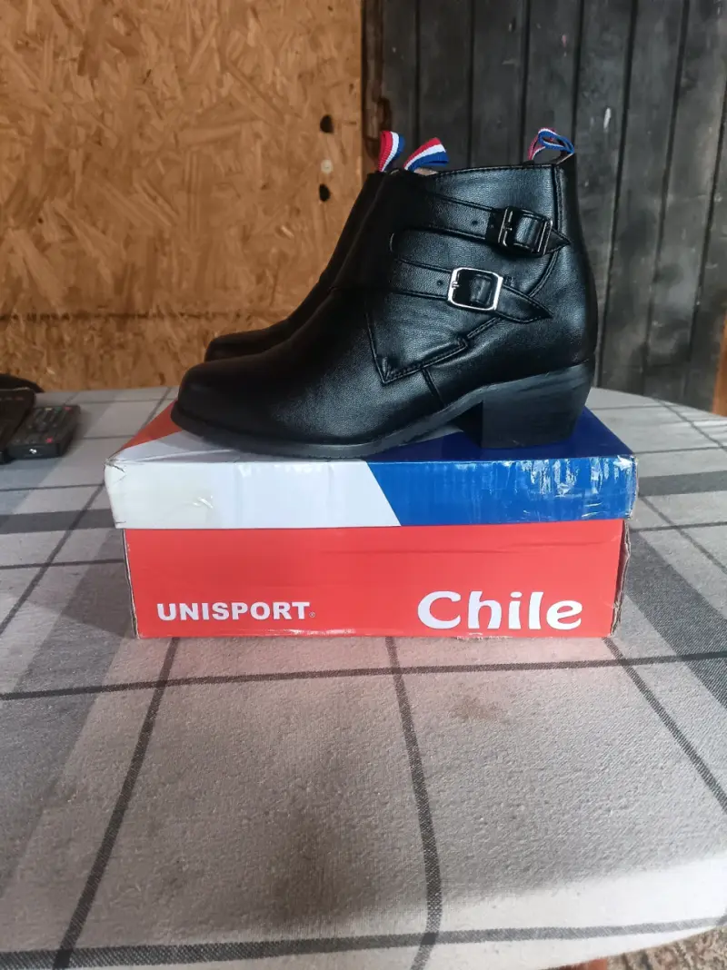 Botines negros con hebillas Unisport - 1